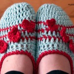 Posy Toes Slippers - the perfect slipper for spring and summer! So cute! Free #crochet pattern.