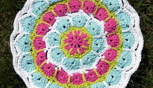 Magic Spike Mandala - free pattern! Makes gorgeous placemats and coasters and more with just one pattern!
