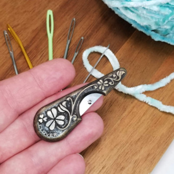 Old Threader Clover Antique Yarn Threader Review and Giveaway - Moogly