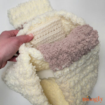 Hidden Pocket Crochet Scarf - Free Pattern on Moogly