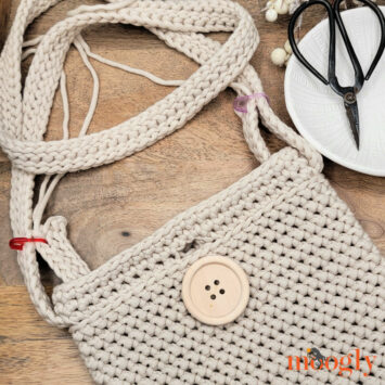 Free Casual Crochet Crossbody Bag Pattern on Moogly