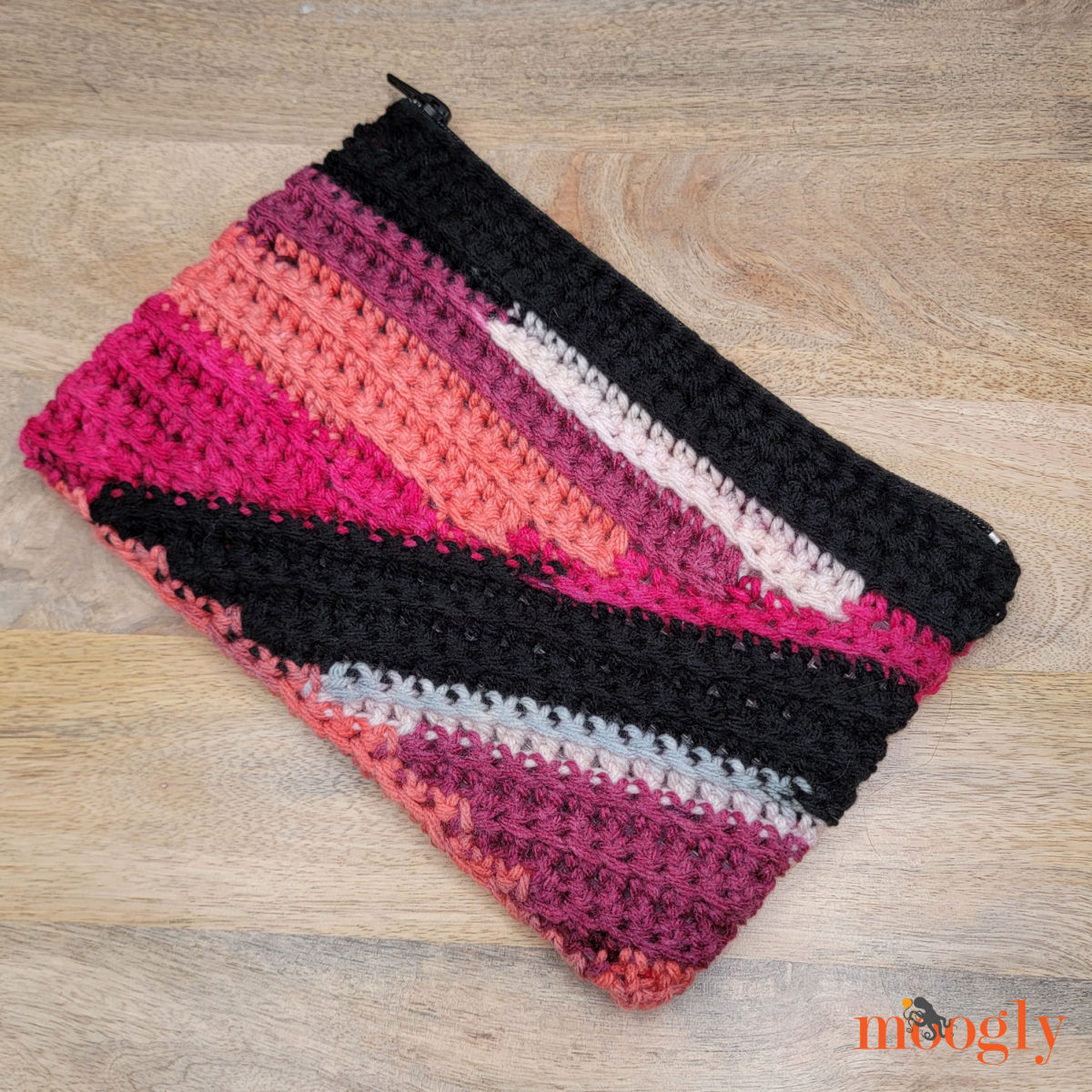 Tipsy Granny Zipper Pouch - Free Crochet Pattern on Moogly